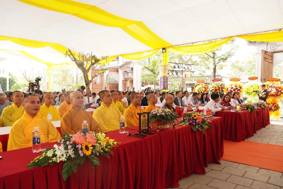 Hàng vạn phật tử về khai hội ở ngôi chùa Phật hoàng Trần Nhân Tông từng ghé thăm Hàng vạn phật tử về khai hội ở ngôi chùa Phật hoàng Trần Nhân Tông từng ghé thăm