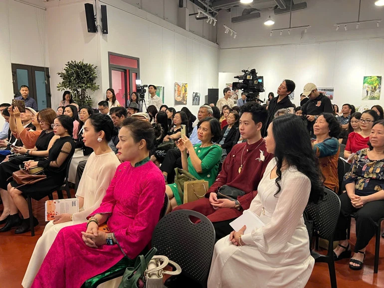 Hành trình tìm về bình yên qua những trang sách của tác giả Hoàng Oanh Hành trình tìm về bình yên qua những trang sách của tác giả Hoàng Oanh
