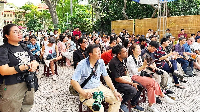 Hát bội đang đến gần công chúng Hát bội đang đến gần công chúng