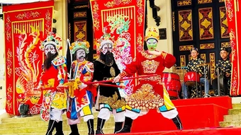 Hát bội đang đến gần công chúng