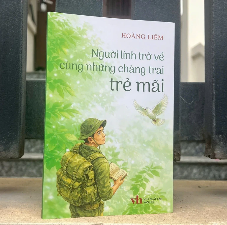 Hình ảnh bộ đội Cụ Hồ qua các trang sách “Người lính trở về cùng những chàng trai trẻ mãi” Hình ảnh bộ đội Cụ Hồ qua các trang sách “Người lính trở về cùng những chàng trai trẻ mãi”
