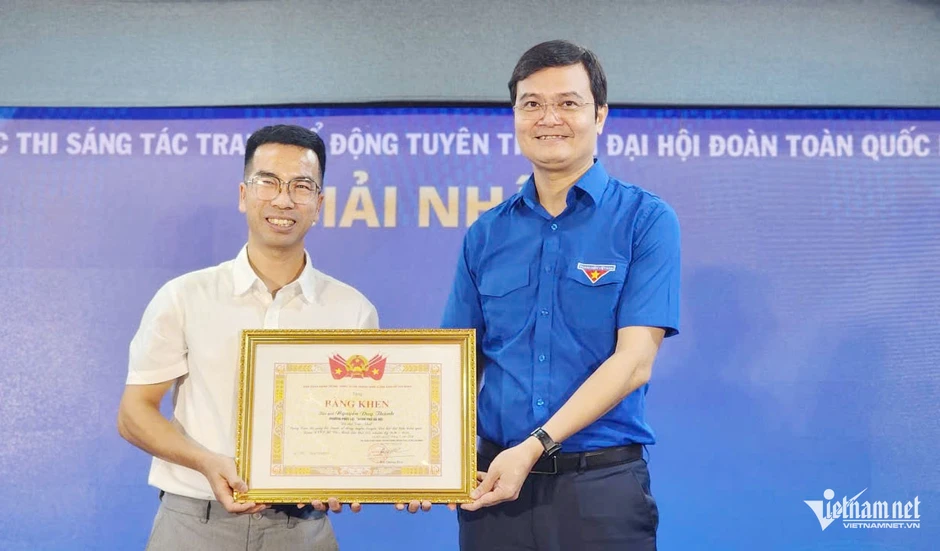Họa sĩ thổi tinh thần làm chủ tương lai vào tranh cổ động Đại hội Đoàn Họa sĩ thổi tinh thần làm chủ tương lai vào tranh cổ động Đại hội Đoàn