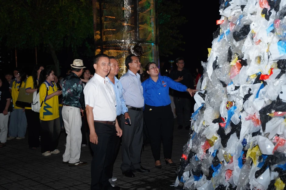 'Hoa và rác' kể câu chuyện môi trường qua nghệ thuật tái chế 'Hoa và rác' kể câu chuyện môi trường qua nghệ thuật tái chế