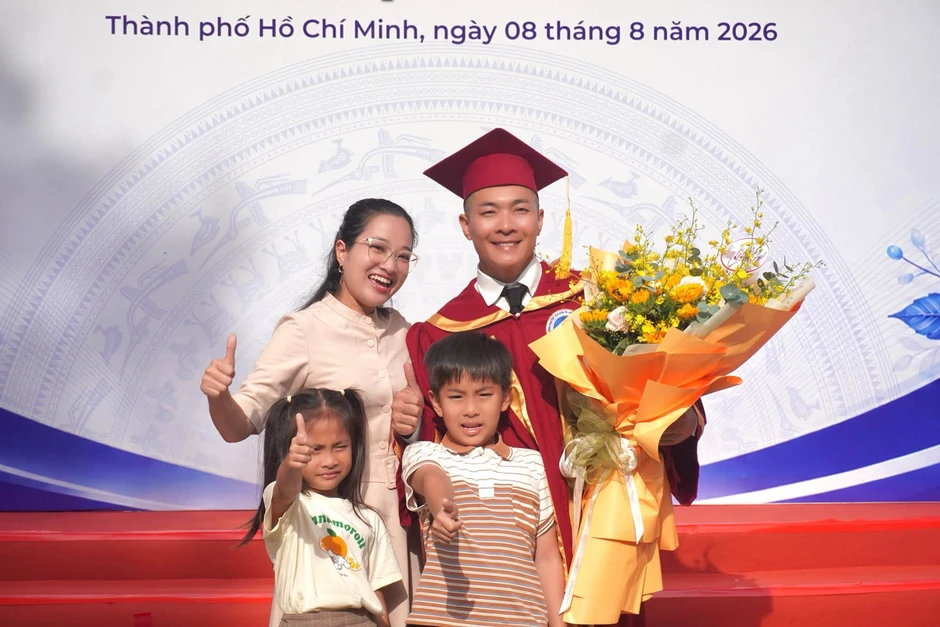'Hoàng tử xiếc' Quốc Cơ tốt nghiệp thạc sĩ, xúc động cảm ơn vợ là MC nổi tiếng