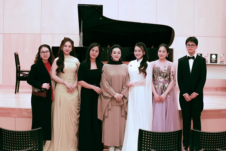 Học trò của Phó Giáo sư, Tiến sĩ, Nghệ sĩ Ưu tú Tân Nhàn giành nhiều giải cao cuộc thi âm nhạc quốc tế tại Nhật Bản Học trò của Phó Giáo sư, Tiến sĩ, Nghệ sĩ Ưu tú Tân Nhàn giành nhiều giải cao cuộc thi âm nhạc quốc tế tại Nhật Bản