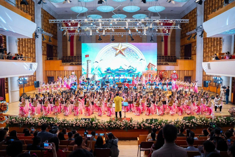Học viện Âm nhạc Quốc gia Việt Nam đón nhận Kỷ lục số người trình diễn đàn tỳ bà nhiều nhất