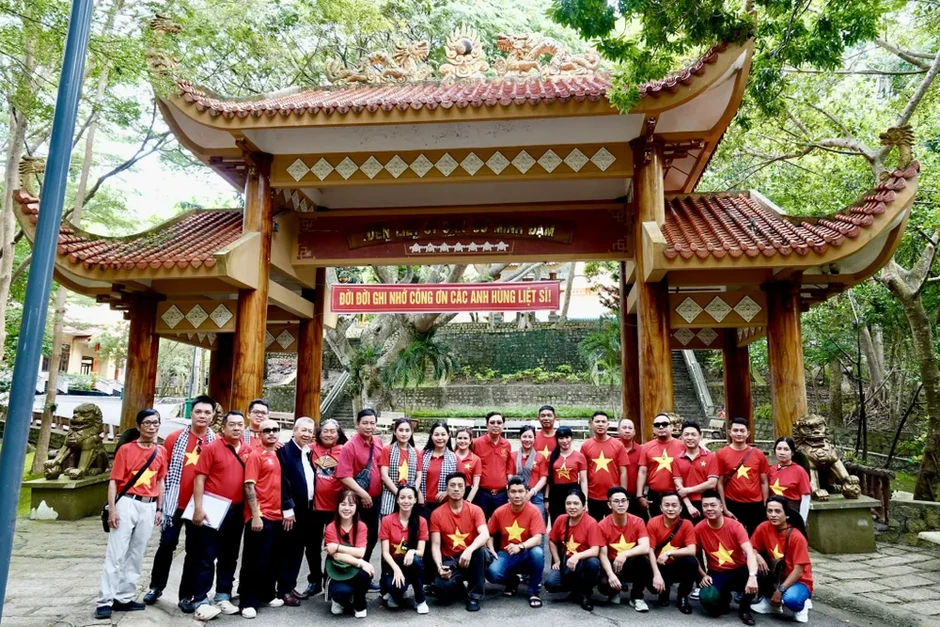 Hội Âm nhạc TPHCM về nguồn “Theo dấu chân những người anh hùng” Hội Âm nhạc TPHCM về nguồn “Theo dấu chân những người anh hùng”