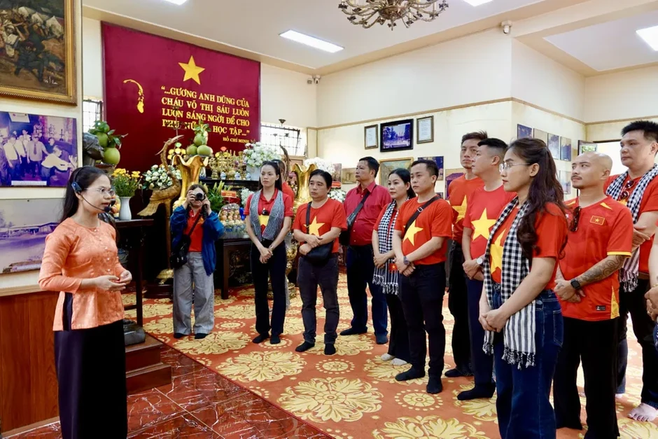Hội Âm nhạc TPHCM về nguồn “Theo dấu chân những người anh hùng” Hội Âm nhạc TPHCM về nguồn “Theo dấu chân những người anh hùng”