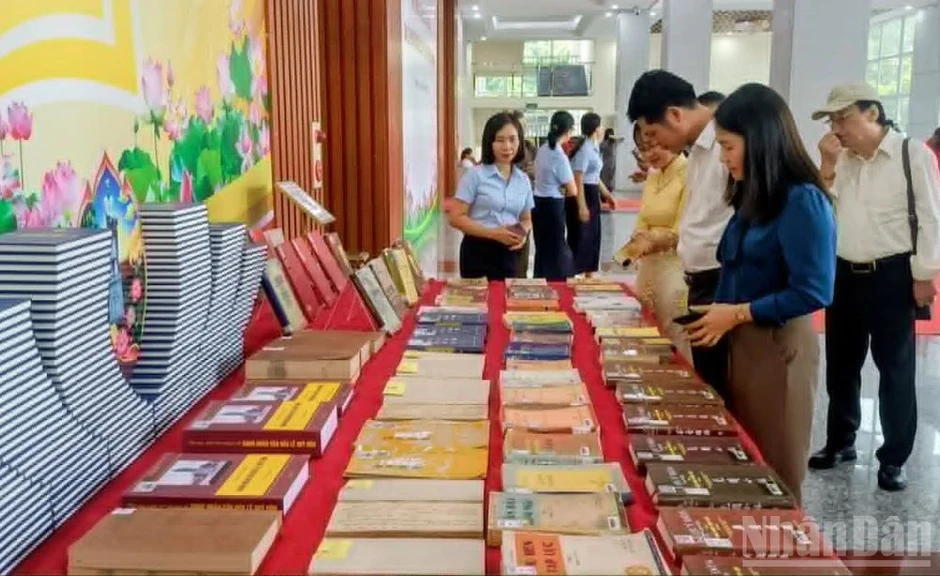 Hội thảo khoa học quốc gia “Danh nhân văn hóa Lê Quý Đôn - Di sản và giá trị thời đại” Hội thảo khoa học quốc gia “Danh nhân văn hóa Lê Quý Đôn - Di sản và giá trị thời đại”