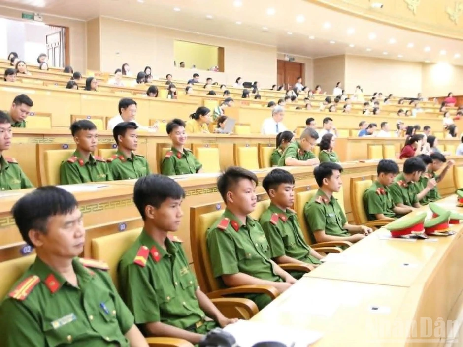 Hội thảo khoa học quốc gia “Danh nhân văn hóa Lê Quý Đôn - Di sản và giá trị thời đại” Hội thảo khoa học quốc gia “Danh nhân văn hóa Lê Quý Đôn - Di sản và giá trị thời đại”
