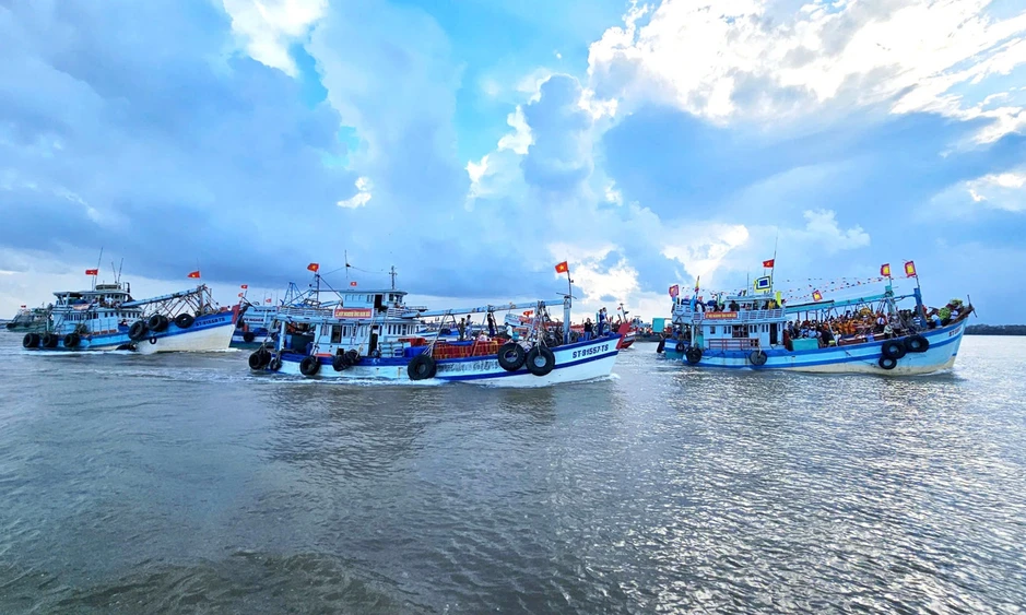 Hơn 100 tàu cá thỉnh Ông ra biển Hơn 100 tàu cá thỉnh Ông ra biển