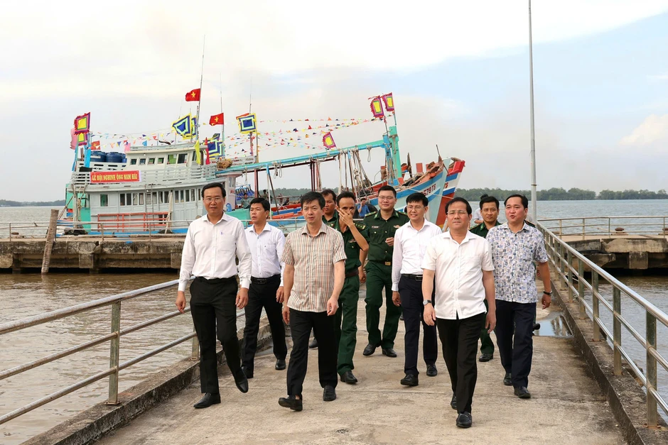 Hơn 100 tàu cá thỉnh Ông ra biển Hơn 100 tàu cá thỉnh Ông ra biển