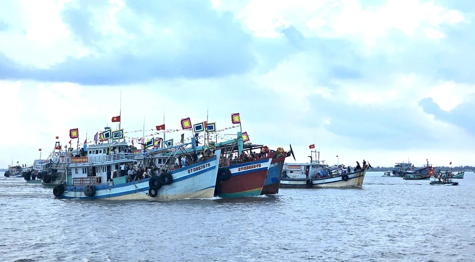 Hơn 100 tàu cá thỉnh Ông ra biển Hơn 100 tàu cá thỉnh Ông ra biển