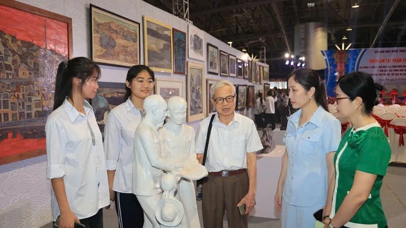 Hơn 350 tác phẩm mỹ thuật, nhiếp ảnh, văn học quảng bá hình ảnh vùng mỏ đổi mới và hội nhập Hơn 350 tác phẩm mỹ thuật, nhiếp ảnh, văn học quảng bá hình ảnh vùng mỏ đổi mới và hội nhập