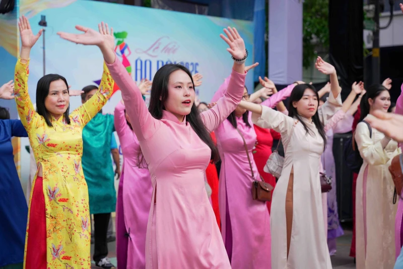 Hơn 58 ngàn người đồng diễn dân vũ áo dài tại TP Hồ Chí Minh Hơn 58 ngàn người đồng diễn dân vũ áo dài tại TP Hồ Chí Minh