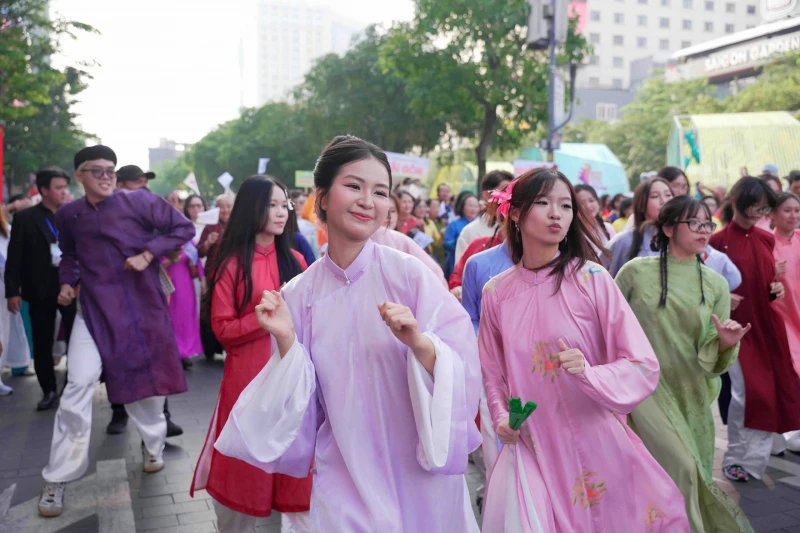 Hơn 58 ngàn người đồng diễn dân vũ áo dài tại TP Hồ Chí Minh Hơn 58 ngàn người đồng diễn dân vũ áo dài tại TP Hồ Chí Minh