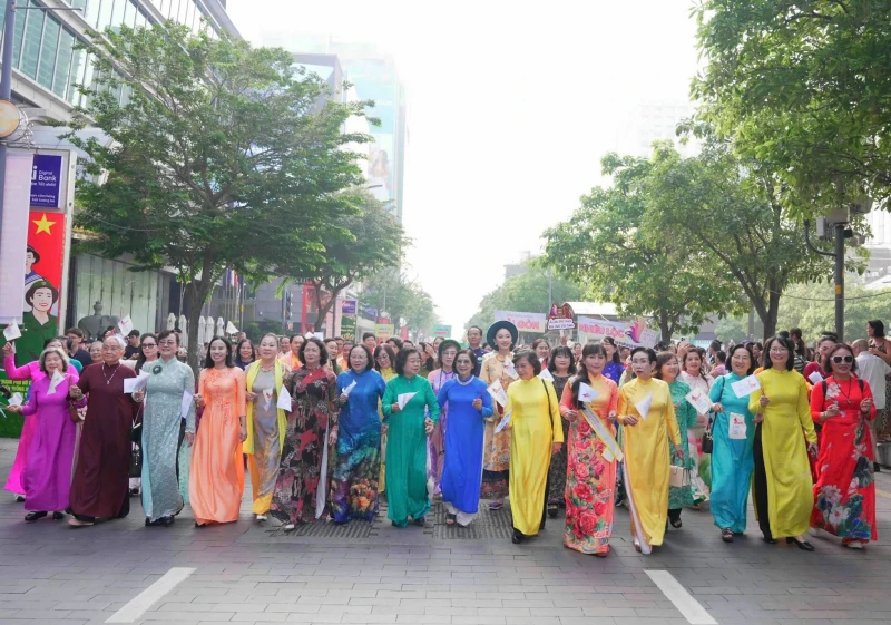 Hơn 58 ngàn người đồng diễn dân vũ áo dài tại TP Hồ Chí Minh Hơn 58 ngàn người đồng diễn dân vũ áo dài tại TP Hồ Chí Minh