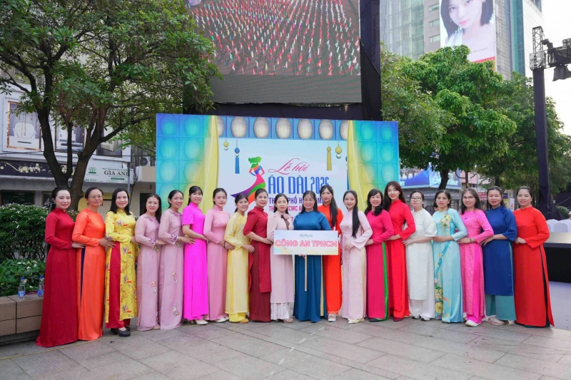 Hơn 58 ngàn người đồng diễn dân vũ áo dài tại TP Hồ Chí Minh Hơn 58 ngàn người đồng diễn dân vũ áo dài tại TP Hồ Chí Minh
