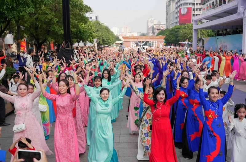Hơn 58 ngàn người đồng diễn dân vũ áo dài tại TP Hồ Chí Minh Hơn 58 ngàn người đồng diễn dân vũ áo dài tại TP Hồ Chí Minh