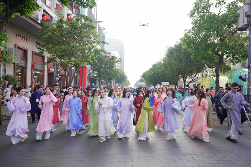 Hơn 58 ngàn người đồng diễn dân vũ áo dài tại TP Hồ Chí Minh Hơn 58 ngàn người đồng diễn dân vũ áo dài tại TP Hồ Chí Minh