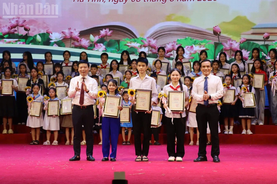 Hơn 700 nghệ nhân, diễn viên tham dự Liên hoan Dân ca Ví, Giặm Nghệ Tĩnh năm 2026 Hơn 700 nghệ nhân, diễn viên tham dự Liên hoan Dân ca Ví, Giặm Nghệ Tĩnh năm 2026