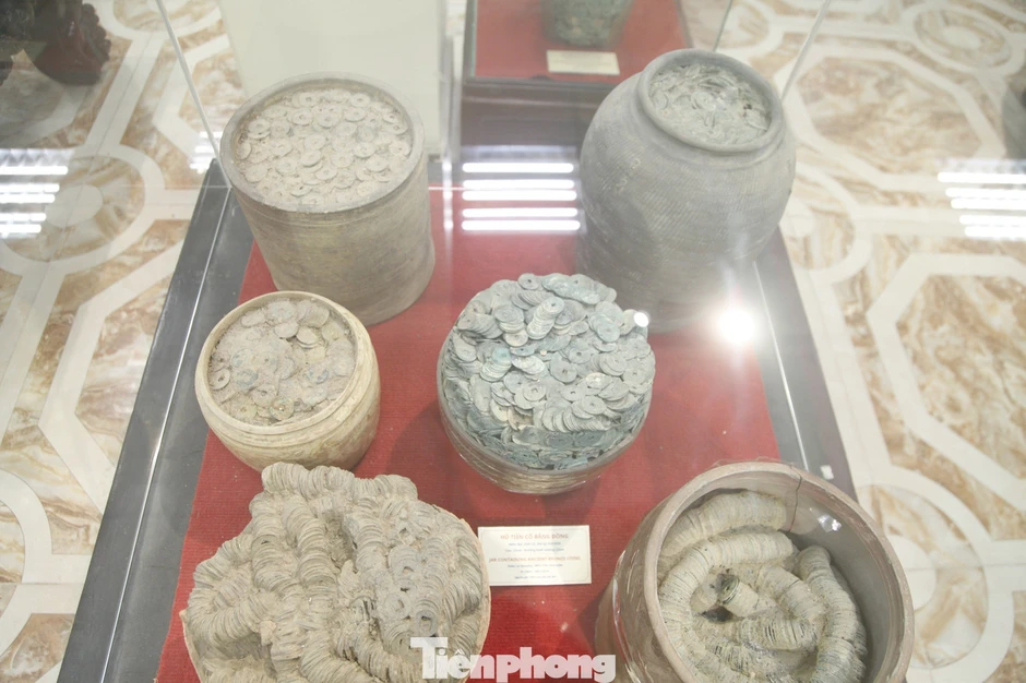 Hũ tiền cổ có niên đại hơn 1.000 năm trưng bày ở Bắc Ninh Hũ tiền cổ có niên đại hơn 1.000 năm trưng bày ở Bắc Ninh