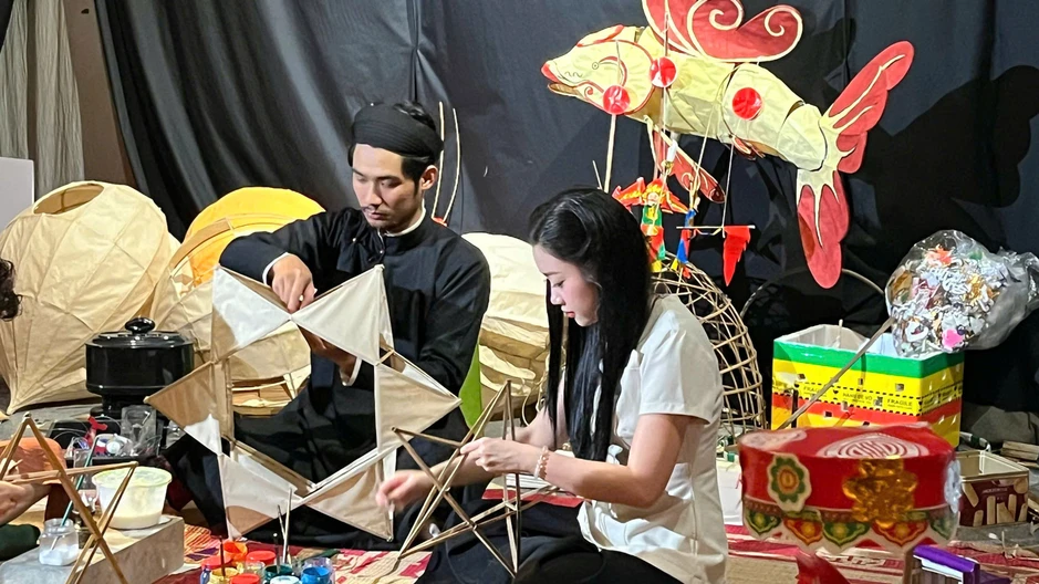 Kỹ thuật làm đèn Trung thu cổ truyền bất ngờ tái sinh nhờ bàn tay Gen Z Kỹ thuật làm đèn Trung thu cổ truyền bất ngờ tái sinh nhờ bàn tay Gen Z