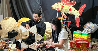 Kỹ thuật làm đèn Trung thu cổ truyền bất ngờ tái sinh nhờ bàn tay Gen Z