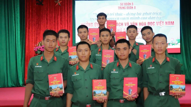 Kể chuyện chiến đấu - hình thức giáo dục truyền thống hiệu quả với người lính trẻ Kể chuyện chiến đấu - hình thức giáo dục truyền thống hiệu quả với người lính trẻ