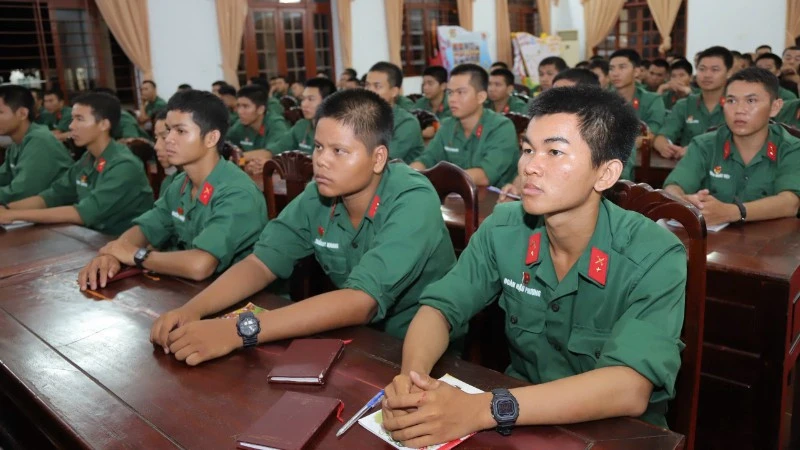 Kể chuyện chiến đấu - hình thức giáo dục truyền thống hiệu quả với người lính trẻ Kể chuyện chiến đấu - hình thức giáo dục truyền thống hiệu quả với người lính trẻ