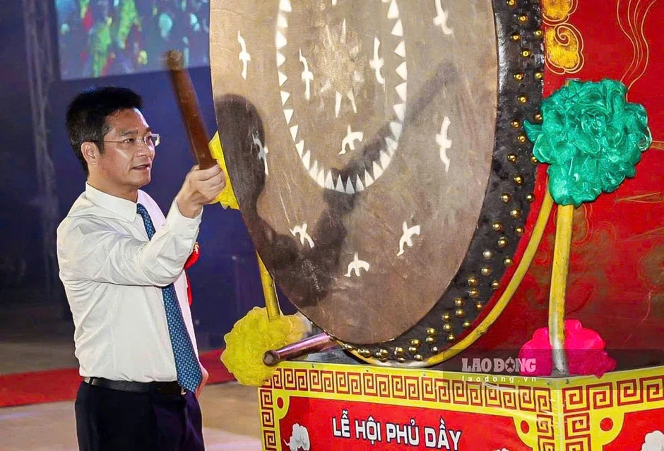 Khách thập phương đổ về khai hội Phủ Dầy Khách thập phương đổ về khai hội Phủ Dầy