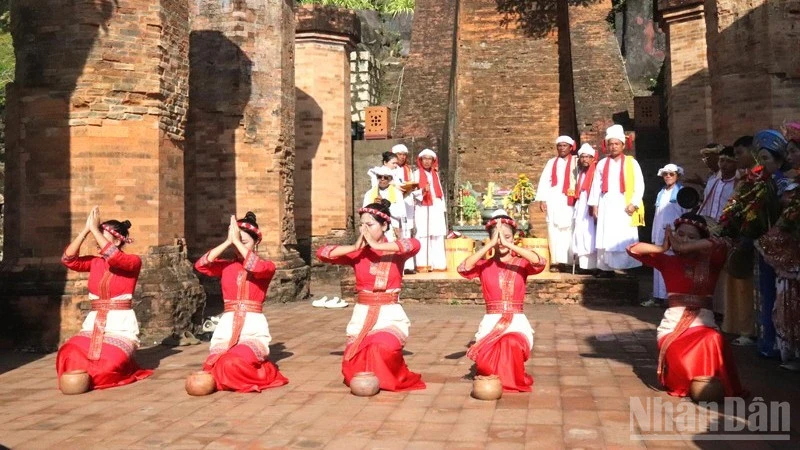 Khai hội Tháp Bà Pô Nagar 2026: Dòng chảy tâm linh giữa lòng phố biển Khai hội Tháp Bà Pô Nagar 2026: Dòng chảy tâm linh giữa lòng phố biển