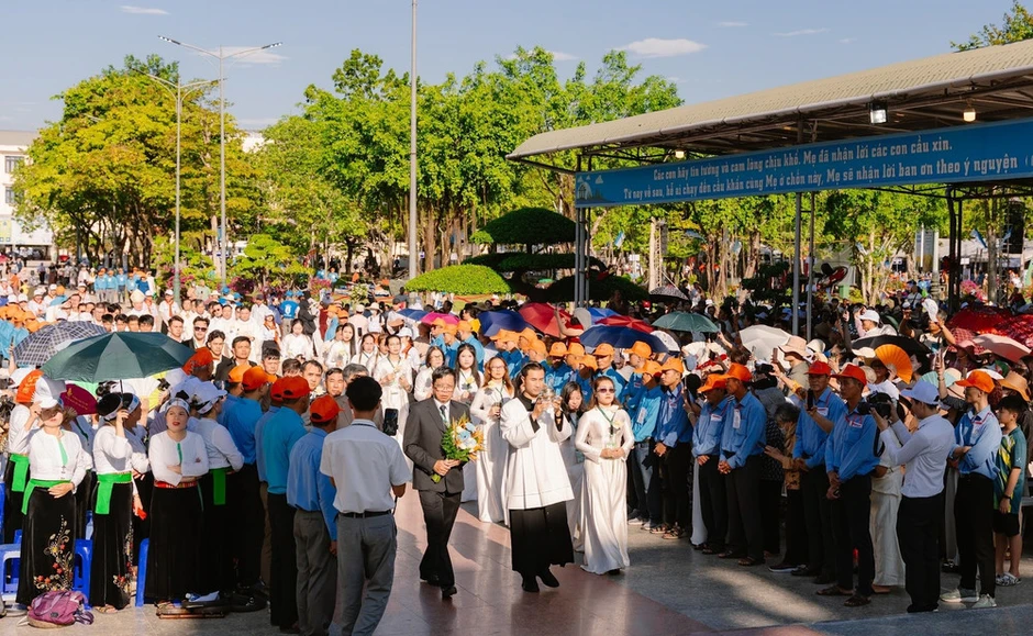 Khai mạc Đại hội hành hương Đức Mẹ La Vang lần thứ 32 Khai mạc Đại hội hành hương Đức Mẹ La Vang lần thứ 32