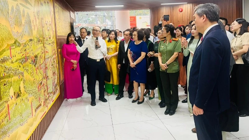 Khai mạc không gian trưng bày "Di sản tư liệu EFEO: Từ dấu ấn lịch sử đến giá trị đương đại" Khai mạc không gian trưng bày "Di sản tư liệu EFEO: Từ dấu ấn lịch sử đến giá trị đương đại"