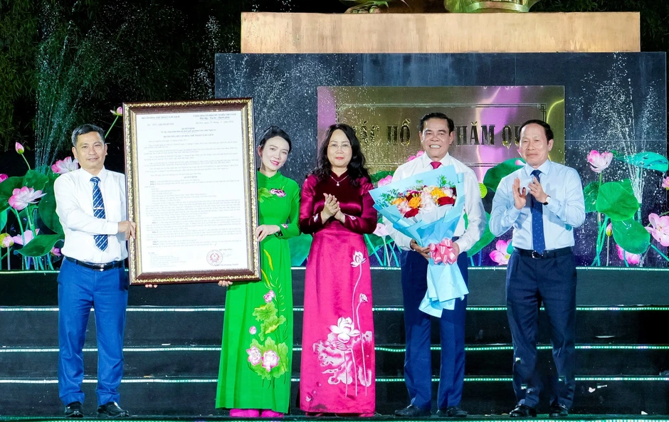 Khai mạc Lễ hội Làng Sen kỷ niệm 136 năm ngày sinh Chủ tịch Hồ Chí Minh Khai mạc Lễ hội Làng Sen kỷ niệm 136 năm ngày sinh Chủ tịch Hồ Chí Minh