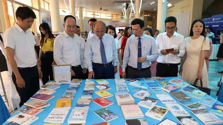 Khai mạc Ngày hội Sách và Văn hóa đọc tỉnh Đắk Lắk lần thứ 5 năm 2026 Khai mạc Ngày hội Sách và Văn hóa đọc tỉnh Đắk Lắk lần thứ 5 năm 2026
