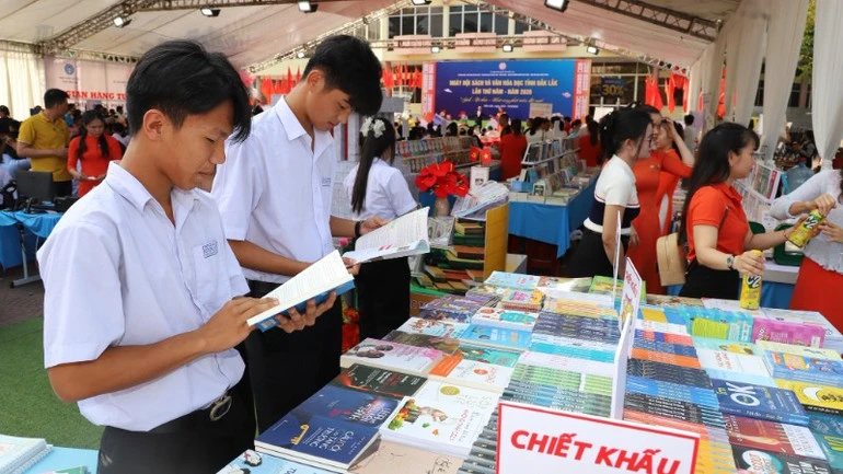 Khai mạc Ngày hội Sách và Văn hóa đọc tỉnh Đắk Lắk lần thứ 5 năm 2026 Khai mạc Ngày hội Sách và Văn hóa đọc tỉnh Đắk Lắk lần thứ 5 năm 2026