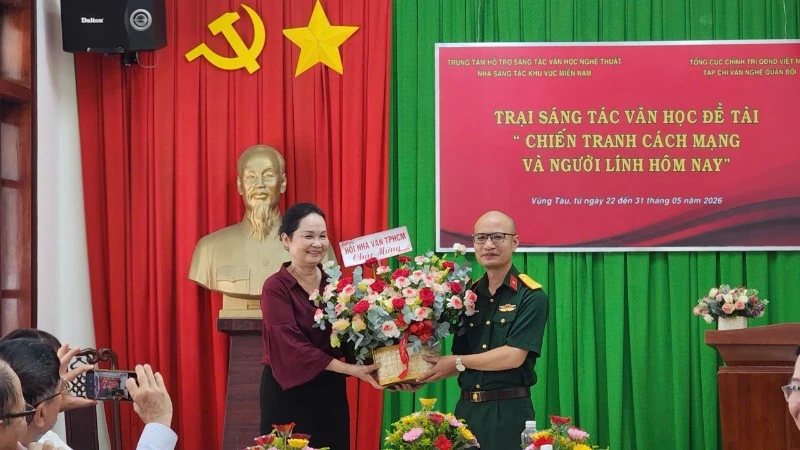 Khai mạc trại sáng tác văn học "Chiến tranh cách mạng và người lính hôm nay" Khai mạc trại sáng tác văn học "Chiến tranh cách mạng và người lính hôm nay"