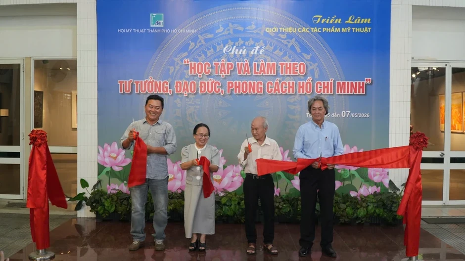 Khai mạc triển lãm 24 tác phẩm mỹ thuật về học tập và làm theo tư tưởng, đạo đức, phong cách Hồ Chí Minh Khai mạc triển lãm 24 tác phẩm mỹ thuật về học tập và làm theo tư tưởng, đạo đức, phong cách Hồ Chí Minh