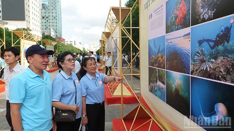 Khai mạc Triển lãm ảnh “Việt Nam - Một dải non sông” và “Thành phố Hồ Chí Minh vang mãi khúc khải hoàn” Khai mạc Triển lãm ảnh “Việt Nam - Một dải non sông” và “Thành phố Hồ Chí Minh vang mãi khúc khải hoàn”