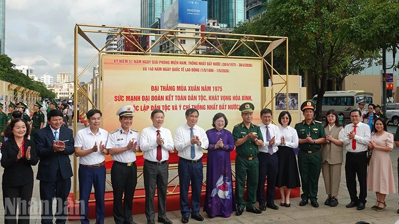 Khai mạc Triển lãm ảnh “Việt Nam - Một dải non sông” và “Thành phố Hồ Chí Minh vang mãi khúc khải hoàn” Khai mạc Triển lãm ảnh “Việt Nam - Một dải non sông” và “Thành phố Hồ Chí Minh vang mãi khúc khải hoàn”