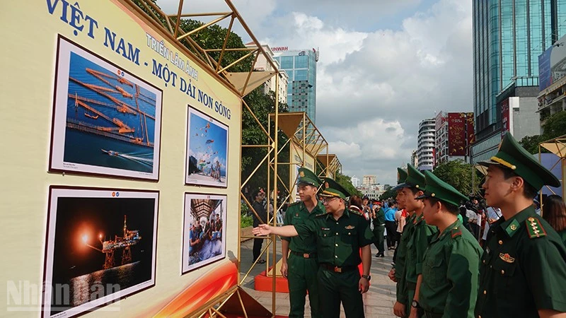 Khai mạc Triển lãm ảnh “Việt Nam - Một dải non sông” và “Thành phố Hồ Chí Minh vang mãi khúc khải hoàn” Khai mạc Triển lãm ảnh “Việt Nam - Một dải non sông” và “Thành phố Hồ Chí Minh vang mãi khúc khải hoàn”