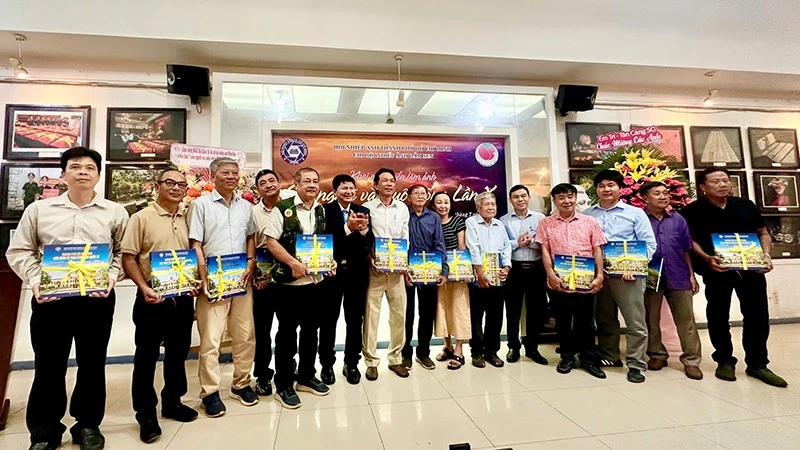 Khai mạc Triển lãm ảnh với chủ đề “Con người và cuộc sống" lần thứ X Khai mạc Triển lãm ảnh với chủ đề “Con người và cuộc sống" lần thứ X