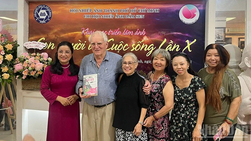 Khai mạc Triển lãm ảnh với chủ đề “Con người và cuộc sống" lần thứ X Khai mạc Triển lãm ảnh với chủ đề “Con người và cuộc sống" lần thứ X