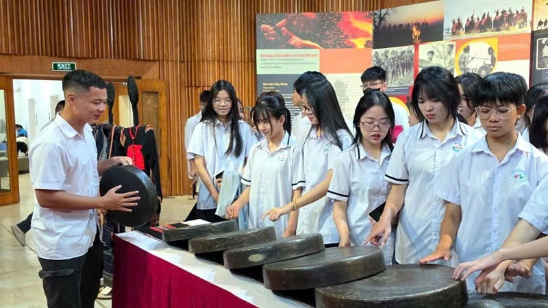 Khai mạc Triển lãm “Cồng chiêng Tây Nguyên-Thanh âm từ Đại ngàn” Khai mạc Triển lãm “Cồng chiêng Tây Nguyên-Thanh âm từ Đại ngàn”