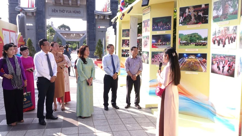 Khai mạc Triển lãm lễ hội truyền thống Việt Nam và trang phục người dân Đồng bằng sông Cửu Long Khai mạc Triển lãm lễ hội truyền thống Việt Nam và trang phục người dân Đồng bằng sông Cửu Long