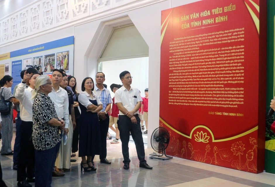 Khai mạc trưng bày "Di sản văn hóa tiêu biểu tỉnh Ninh Bình-Hội tụ và tỏa sáng" Khai mạc trưng bày "Di sản văn hóa tiêu biểu tỉnh Ninh Bình-Hội tụ và tỏa sáng"