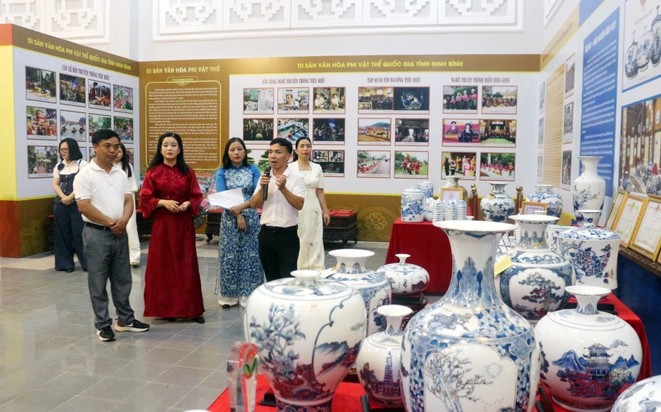 Khai mạc trưng bày "Di sản văn hóa tiêu biểu tỉnh Ninh Bình-Hội tụ và tỏa sáng" Khai mạc trưng bày "Di sản văn hóa tiêu biểu tỉnh Ninh Bình-Hội tụ và tỏa sáng"