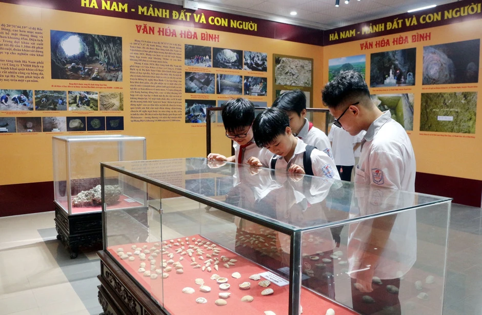 Khai mạc trưng bày "Di sản văn hóa tiêu biểu tỉnh Ninh Bình-Hội tụ và tỏa sáng" Khai mạc trưng bày "Di sản văn hóa tiêu biểu tỉnh Ninh Bình-Hội tụ và tỏa sáng"