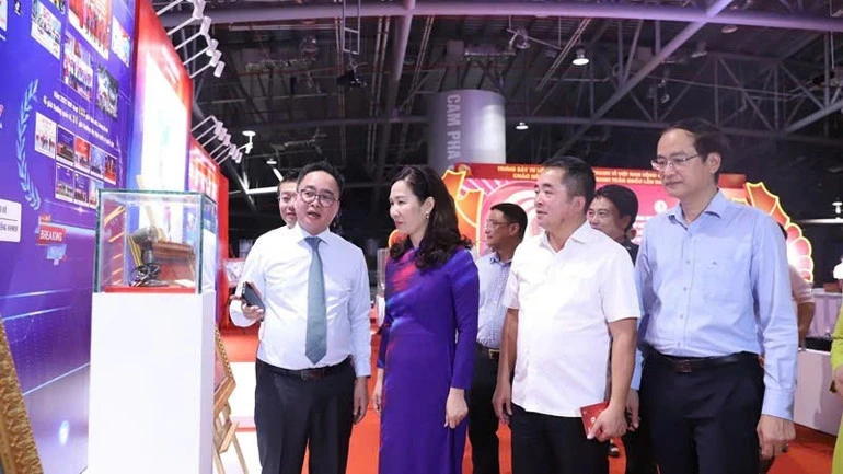 Khai mạc trưng bày tư liệu, hiện vật "Phát thanh vì Việt Nam hùng cường, thịnh vượng" Khai mạc trưng bày tư liệu, hiện vật "Phát thanh vì Việt Nam hùng cường, thịnh vượng"